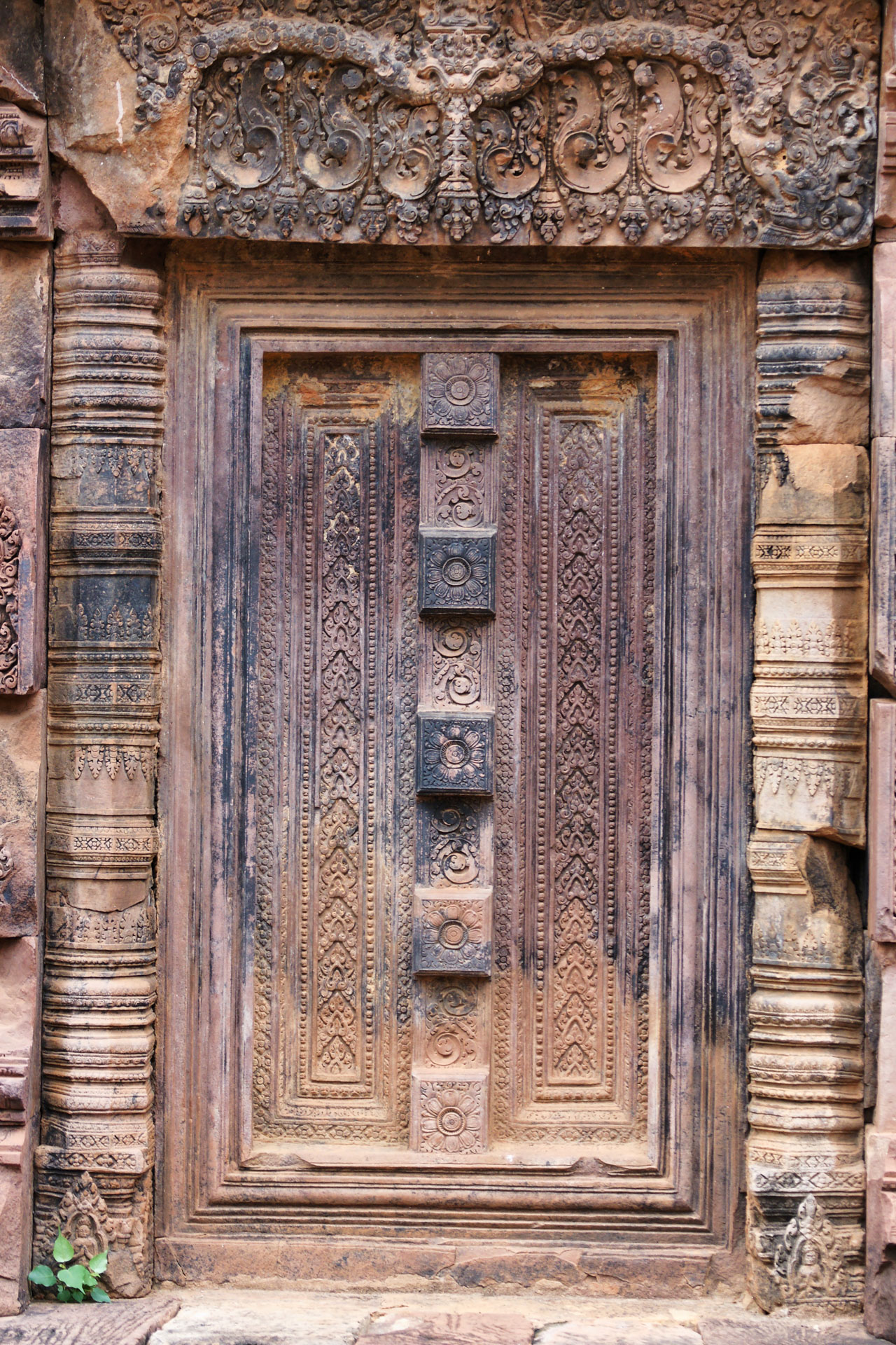 Banteay Srei ist eher eine der kleinen Tempelanlagen Angkors. Sie ist bekannt für die filigranen Steinmetzarbeiten.